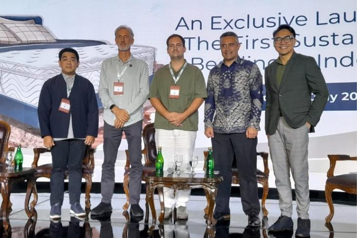 Ki-ka: Teguh Budiman-Direktur Utama Alga, Ben Morice-Country Representative for Wisewool (Indonesia), Angus Hansen-Wisewool Operations Director, H.E. Phillip Taula-Duta Besar New Zealand untuk Indonesia, dan MC. Foto: Novi