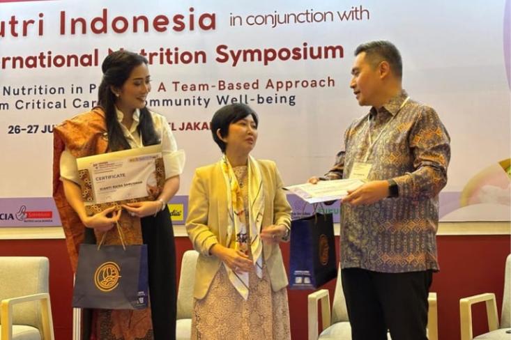 Ki-ka: Dr. Kianti, Director Kemitraan dari IHDC; Presiden INA, Dr. dr. Luciana B. Sutanto, MS, SpGK(K); dan Dr. dr. Ray Wagiu Basrowi, MKK, FRSPH, Medical & Scientific Affairs Director Nutricia Sarihusada. Foto: Novi