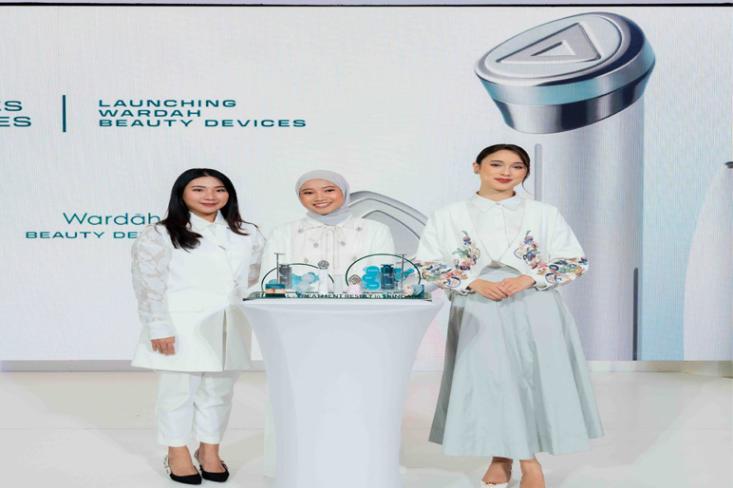 Wardah perkenalkan pengalaman perawatan clinic at home menggunakan retinal radiant resurfacing serum, PDRN lift regenerating serum, dan beauty device (Foto : Ist)