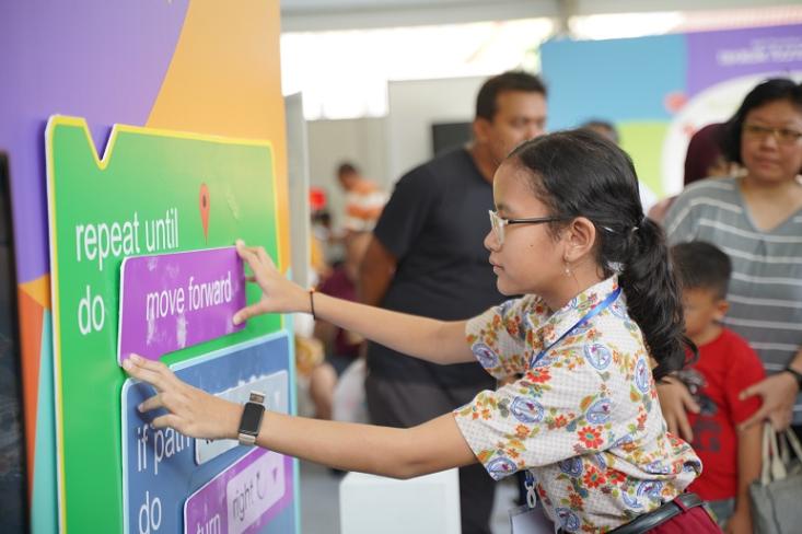 Siswi SD Masehi merancang block coding untuk menyelesaikan labirin dalam Festival dan Lomba Berpikir Komputasional Tingkat SD dan MI di Pendopo Kabupaten Kudus pada Minggu, 27 Juli 2025 (Foto: dok. BPDF)