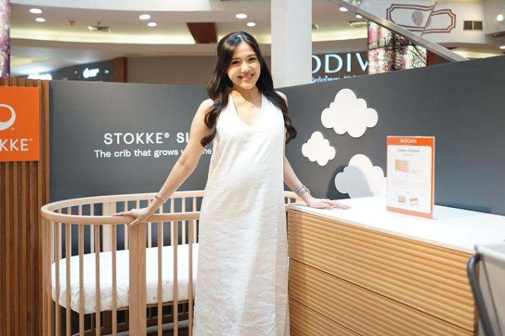 Shaha Zania, content creator yang sedang mempersiapkan kelahiran anak pertamanya, menyambut gembira kehadiran Stokke di Mothercare Indonesia (Foto: Ist)