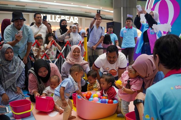 Keseruan kompetisi Baby Fun'athlon bersama Moms and Dads dalam Festival Gerakan Anti Ruam di Lippo Mall Puri Indah yang digelar oleh Baby Happy (Foto: Ist)