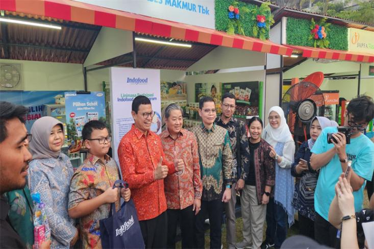 Kepala BPOM, Prof. Dr. Taruna Ikrar, M.Biomed, PhD, beserta jajaran BPOM melakukan foto bersama dengan manajemen Indofood. Foto: Ist