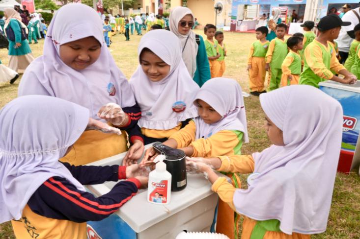 Siswa-siswi SD di Pidie Aceh yang merupakan bagian dari Generasi Bersih Sehat melakukan cuci tangan pakai sabun setelah mengikuti tantangan Berani Main di Luar (Foto: dok. NUVO Family)