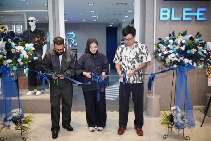 Ki-ka: Farizky Putra, Brand Manager SWI; Nadia Dea, Sales Manager SWI; dan dr. Tirta, Influencer. Foto: Ist