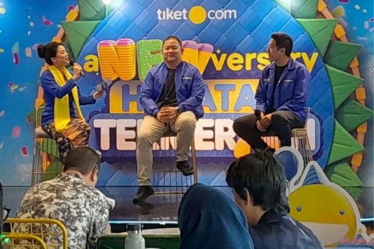 Ki-ka: Andari Agustin (MC), Dimas Surya Yaputra (Co-Founder dan CEO tiket.com), dan Gaery Undarsa (Co-Founder dan Chief Marketing Officer tiket.com). Foto: Novi)