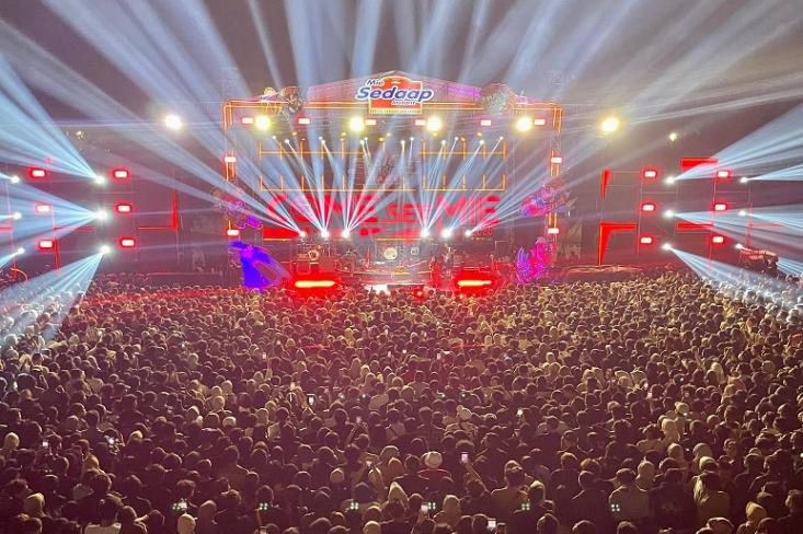 Ramai dan serunya para pengunjung menonton penampilan spesial dari The Changcuters di Big Bang Stage pada Come See Mie Fest 2025 Bandung (Foto: Ist)