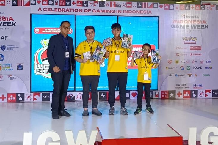 (ki-ka) Reyhan Syofyano, Head of Business Development AKG Entertainment bersama Terry, Lionel dan Arlen, perwakilan pemain Pokemon Game Kartu Koleksi yang akan berlaga di 2025 Pokémon World Championships  (Foto: Efa)