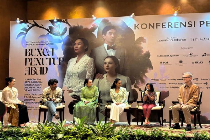 Ki-ka: MC, Reza Rahadian, Chelsea Islan, Happy Salma, Sajani Arifin, dan Andrew Trigg. Foto: Novi