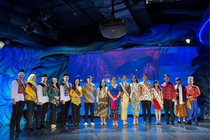 Dihadiri Finalis Puteri Indonesia 2025, Abang None Jakarta Barat 2025, Koko Cici Jakarta 2025 serta Direksi Taman Safari Group Indonesia, Jakarta Aquarium & Safari rayakan HUT ke-80 RI pada Minggu, 17 Agustus 2025. Foto: Novi