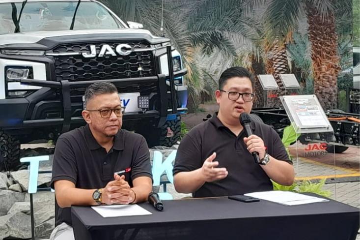 Ki-ka: Edo Putro, Technical & After Sales Division Head dan Reggie Kurnia, COO of Indomobil JAC. Foto: Novi