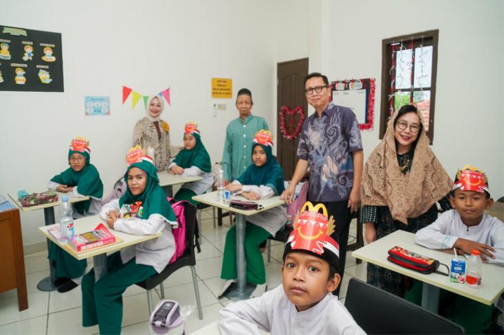 Melalui program donasi furnitur, McDonalds Indonesia memberi kehidupan kedua bagi furnitur layak pakai dari restoran dan kantor, sekaligus menghadirkan semangat baru di sekolah-sekolah yang membutuhkan (Foto : Ist)