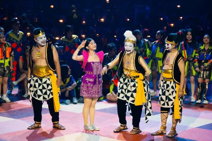 Kisah-kisah rakyat Nusantara dihidupkan kembali, divisualkan melalui 31 lagu, lebih dari 100 koreografi, dan lebih dari 800 kostum penari serta 40 tampilan khusus penyanyi, menghadirkan nuansa teatrikal dan edukatif yang lengkap (Foto : Ist)