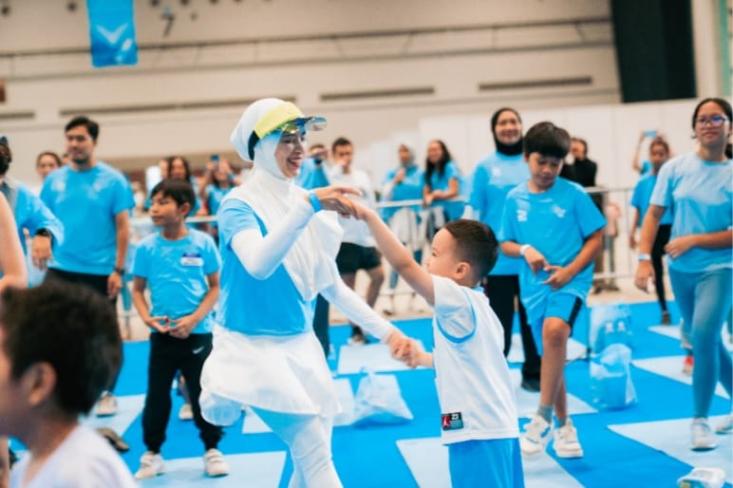 Sesi family workout bersama anak-anak, mengingatkan bahwa gaya hidup sehat bisa dimulai dari langkah kecil dan berdampak positif bagi seluruh keluarga. Foto: Ist