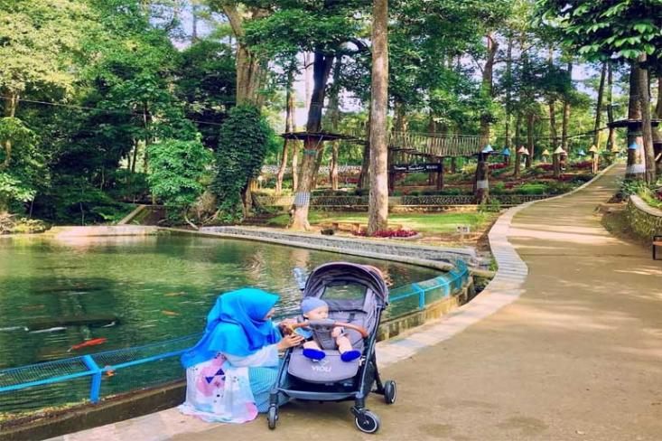 Liburan tanpa ribet dengan si Kecil, naik transportasi publik ke destinasi edukatif. Foto: Ist