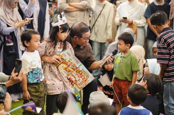 Gubernur DKI Jakarta Pramono Anung mendongeng dan berinteraksi dengan anak-anak usia dini pada momen perayaan Hari Literasi Internasional di Happy Hope Preshool Jakarta (13/9)