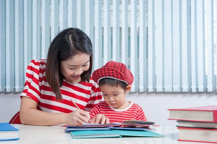 Ilustrasi seorang ibu menemani buah hatinya belajar (Foto: Freepik)