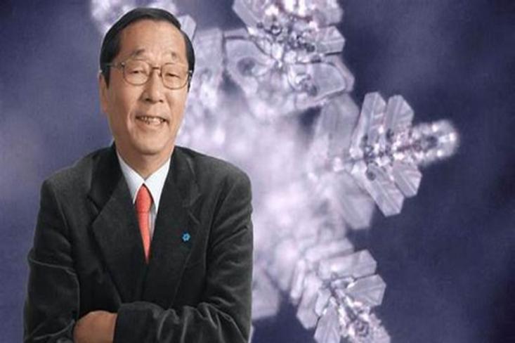 Dr. Masaru Emoto, berhasil membuktikan bahwa air akan mengalami perubahan bentuk molekul bila diajak berbicara (disematkan kata-kata). Foto: umaniindivenire.org