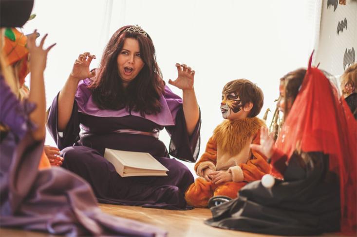 Mendongeng merupakan aktivitas yang sangat menyenangkan bagi anak, dengan demikian, anak pun menjadi mudah menyerap apa yang kita sampaikan. Foto: Ist