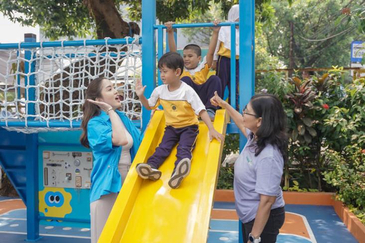 Mengajak anak bermain di luar rumah adalah cara efektif mengurangi screen time sekaligus mendukung tumbuh kembangnya (Foto : Ist)
