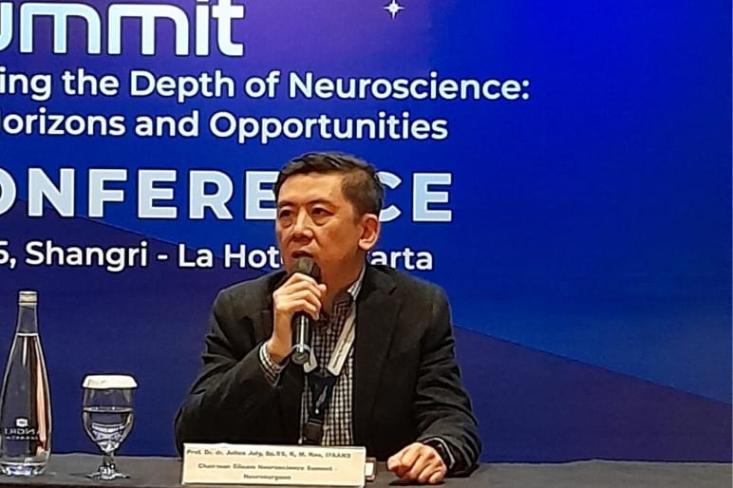 Prof. Dr. dr. Julius July, Sp. BS, K, M. Kes, IFAANS, dokter spesialis bedah saraf. Foto: Novi