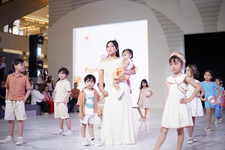Afifah Yusuf bersama kedua buah hatinya tampil dalam balutan busana pastel di panggung Fashion Nation ke-19 di Senayan City, Jakarta (21/9) Foto: Efa