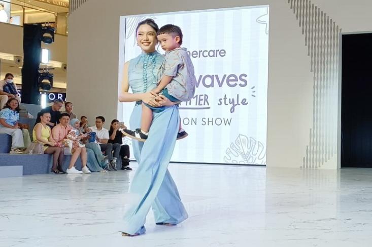 Claudia Setyohadi tampil bersama putranya di panggung Fashion Nation Senayan City Jakarta (21/9) Foto: Efa