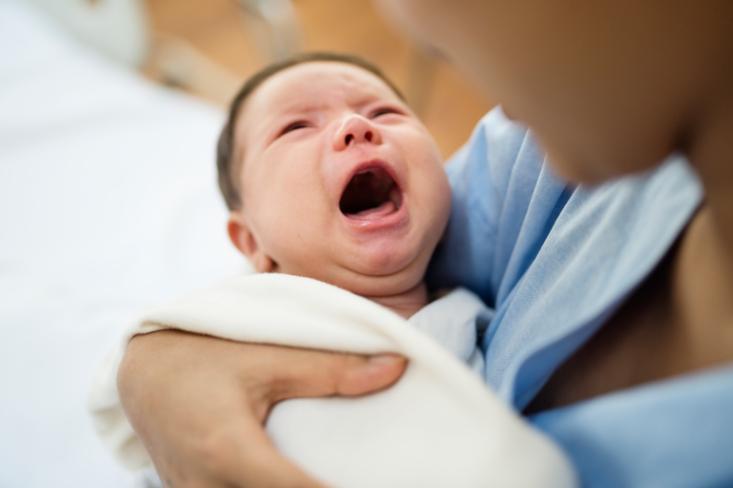 Tangisan adalah bentuk komunikasi alami bayi untuk menyampaikan kebutuhan akan rasa aman dan kenyamanan (Foto : Freepik)