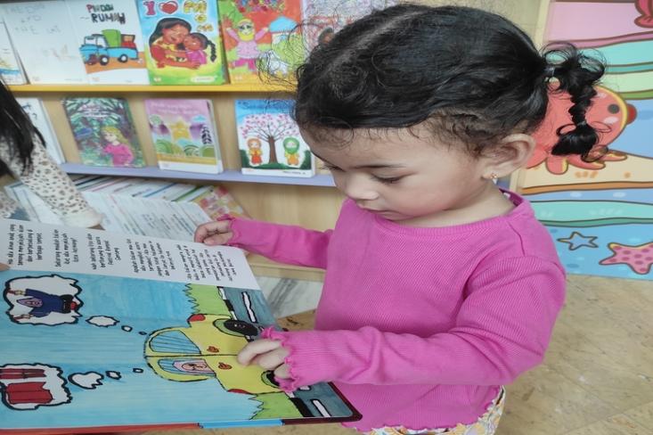Pentingnya literasi pada anak yang mendasari hadirnya suatu panggung kreativitas bagi anak-anak Indonesia yaitu Karya Raya