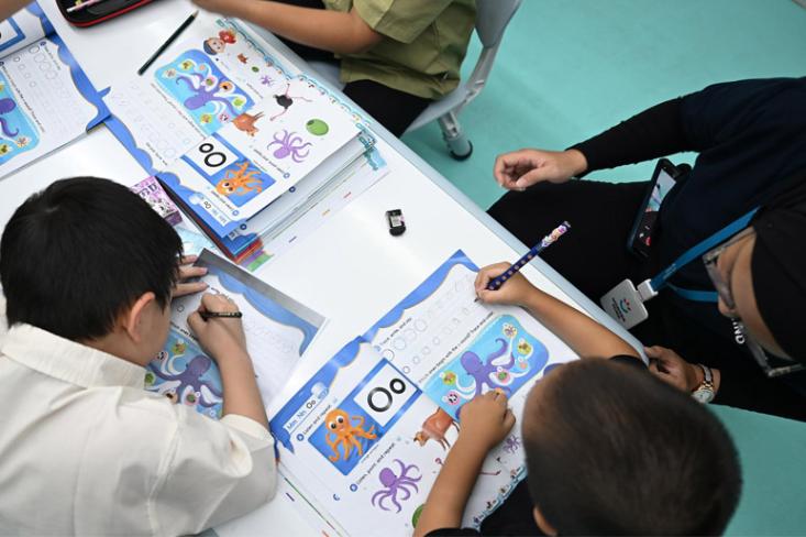 Kualitas kurikulum dan pengajar akan menentukan efektivitas pembelajaran bahasa asing pada anak (Foto : Ist)
