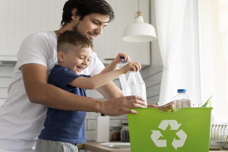 Mengajarkan anak terkait daur ulang sampah plastik bekas bisa dimulai dengan cara sederhana dan menyenangkan supaya mereka terbiasa sejak dini (Foto: Freepik)