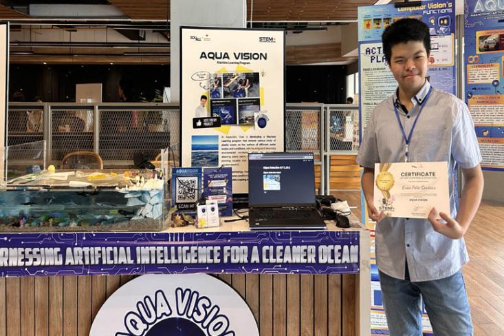 Evan Felix Santoso dengan proyeknya Aqua Vision yaitu program machine learning yang mampu mendeteksi berbagai jenis sampah plastik di permukaan perairan dengan kondisi berbeda (Foto : Ist)