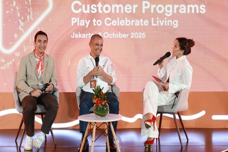 (Ki-Ka) Winky Wiryawan selaku musisi, aktor sekaligus nasabah dan Rudy F. Manik selaku Chief Human Resources & Marketing Officer FWD Insurance dalam konferensi pers Customer Programs di Jakarta (3/10) Foto: Efa