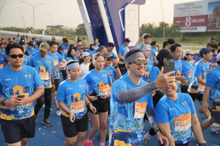 Para peserta Isoplus Run 2025 tampak bersemangat memulai langkah pertama mereka di garis start, sambil mengabadikan momen berharga dan kebersamaan (Foto: Ist)