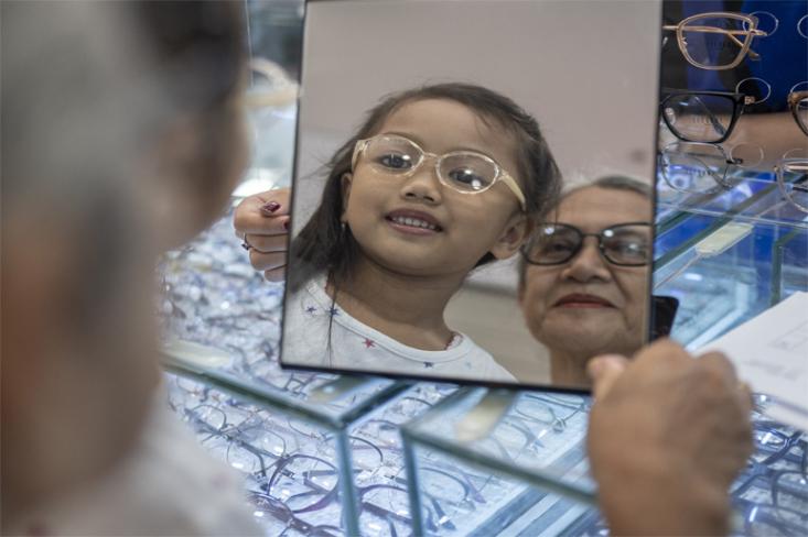 Gangguan penglihatan dapat menimbulkan masalah pada proses pembelajaran anak. Foto: Ist