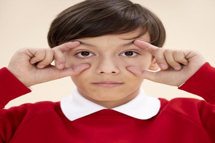 3,6 juta anak Indonesia mengalami kelainan refraksi, dengan 3 dari 4 anak tidak mendapatkan koreksi kacamata yang diperlukan (Foto : Freepik)