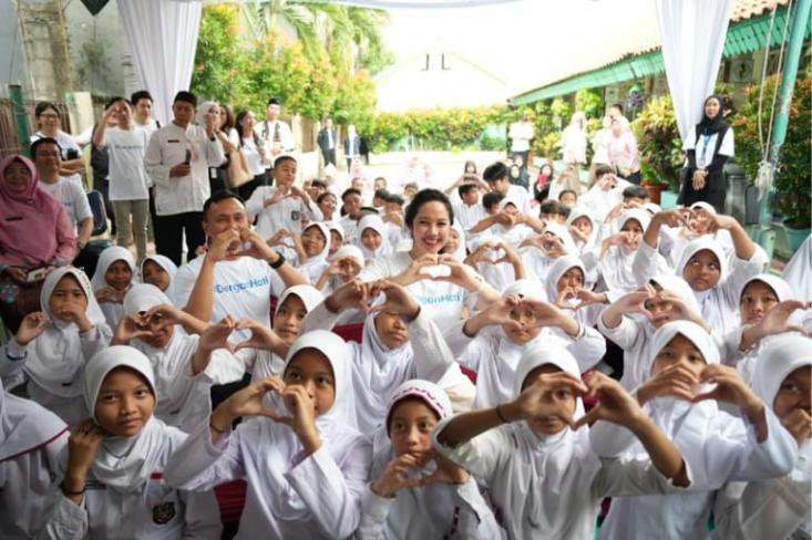 Ibu Meliza M. Rusli foto bersama dengan siswa siswi SDN Pela Mampang 03 Pagi Jakarta Selatan pada Jumat, 10 Oktober 2025. Foto: Ist