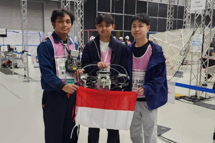 Tim Bayu Sakti terdiri dari tiga pelajar SMA, yakni Ksatria Wibawa Putra Murti (16 tahun), Owen Tay Jia Hao (16 tahun) dari ACS Jakarta, dan Arga Wibawa (18 tahun) dari SMA Al Irysad yang baru lulus kelas 12. Foto: Ist