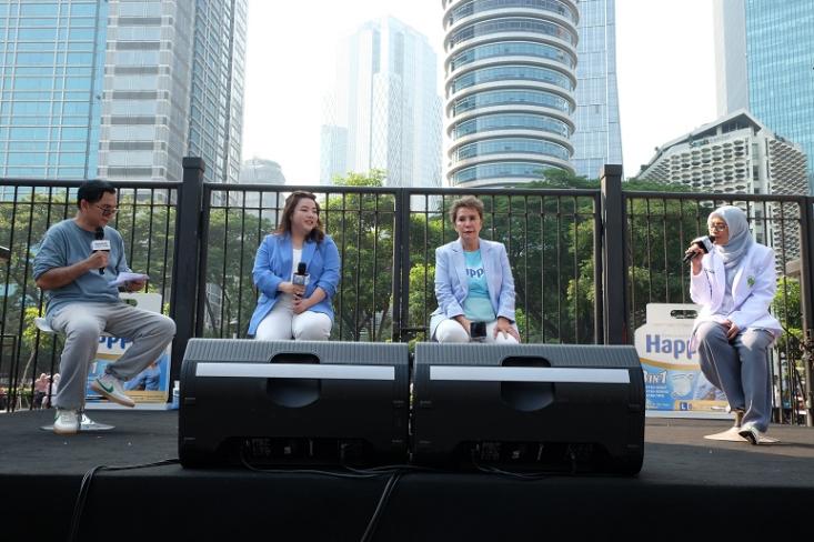 Krisna Mukti, Stella Eidelina (Marketing Manager Paper Category WINGS Group Indonesia), Debby Sahertian , dr. Ika Fitriana, Sp.PD-KGer dalam Edutalk