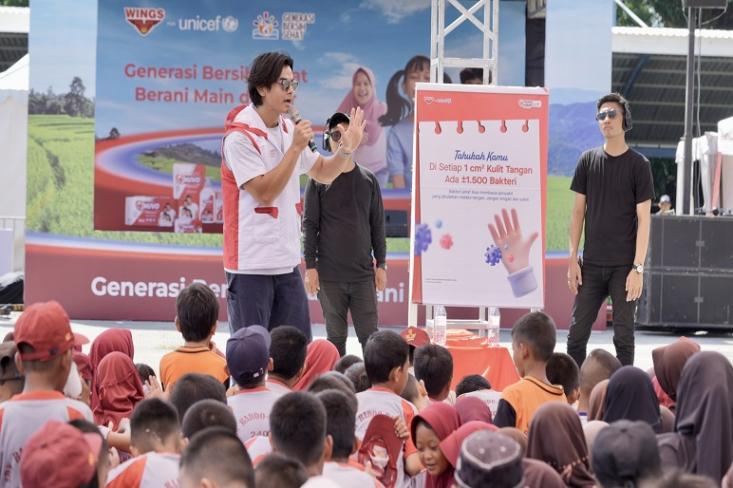 Dion Wiyoko, Aktor sekaligus brand ambassador memberikan edukasi langkah cuci tangan pakai sabun di sekolah Sulawesi Selatan (Foto: Ist)