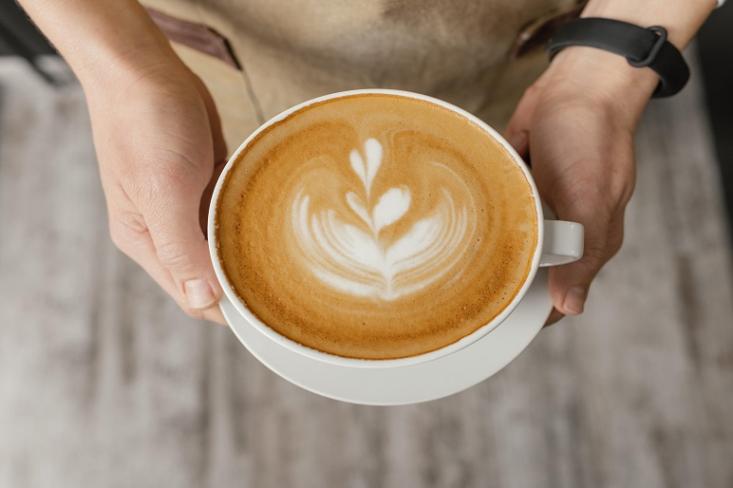 Pola latte art yang diciptakan oleh para barista di gerai kopi sangat menarik, detail dan kerap mengundang decak kagum penikmat kopi (Foto ilustrasi: Freepik)