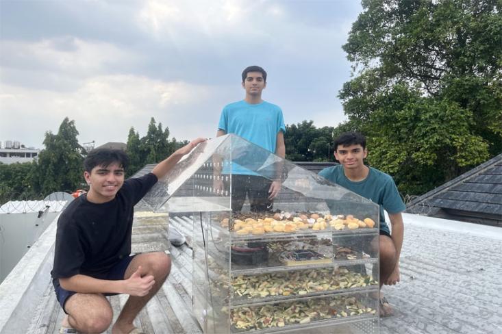 3 siswa asal Jakarta yang mengubah 1,2 ton sampah makanan, jadi pakan unggas. Foto: Ist