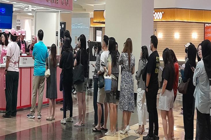 Di tengah menjamurnya gerai kopi modern, anak-anak muda nampak antusias untuk menghidupkan kembali warisan budaya minum teh Indonesia