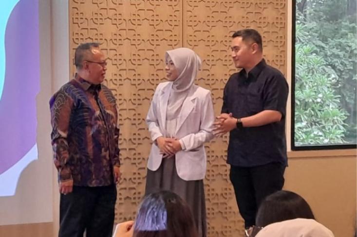 Ki-ka: Arif Mujahidin, dr. Tiara Nien Paramita, SpA, dan Dr. dr. Ray Wagiu Basrowi, MKK, FRSPH di acara Bicara Gizi “Listen to The Little Sign: Saatnya Orang Tua SADAR Alergi Susu Sapi pada Anak” Senin (20/10/2025) di Jakarta. Foto: Novi