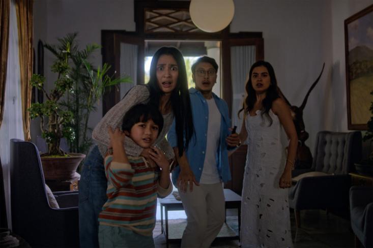 Totalitas akting Mikha Tambayong (depan memegang anak kecil). Foto: Ist