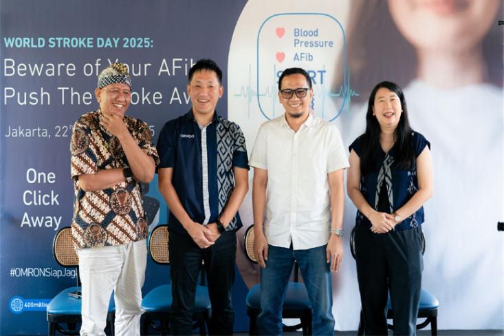 Ki-ka: Asep Aji Fatahilah (Penyintas Stroke), Tomoaki Watanabe (Director Omron Healthcare Indonesia), Dr. Zicky Yombana Babeheer, SpN, AIFO-K, DAI FIDN, CPS, (Neurolog), dan Fanny Himawan (Marketing Manager). Foto: Novi