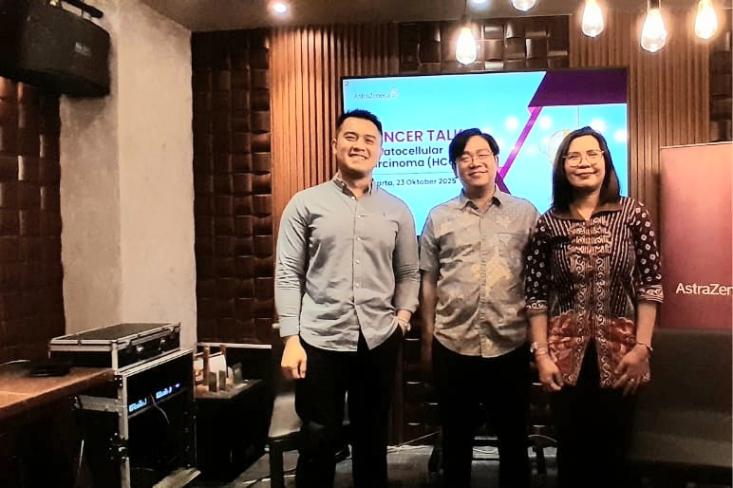 Ki-ka: Dr. dr. Jeffry Beta Tenggara, Sp.PD-KHOM., Dr. Feddy, dan Inge Samadi saat edukasi Kenali dan Pahami Kanker Hati Tipe HCC, Kamis (23/10/2025) di Kebon Jeruk, Jakarta Barat. Foto: Novi