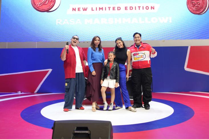 Ki-ka: Kresna Julio (MC), Anggya Kumala, Sharena Delon bersama sang putri, dan Alex Simanjuntak (anggota komunitas Monstiez Indonesia dan pecinta K-Pop). Foto: Ist