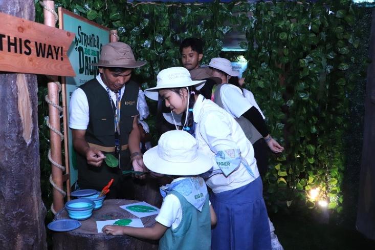 Anak-anak belajar tentang pelestarian hutan di wahana Eiger Conservation Site di KidZania Jakarta yang diresmikan pada Sabtu (25/10)