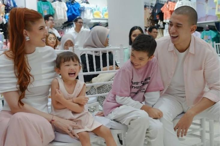 Mikaila Patritz bersama suami dan dua buah hatinya. Foto: Ist